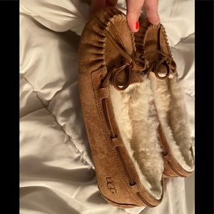 EUC UGG Dakota house slippers.
